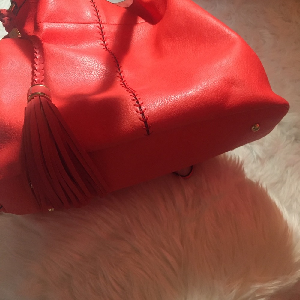 Handbag with detachable shoulder strap